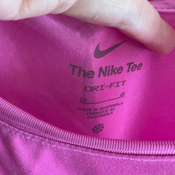 Women’s plus size sleeveless Nike tee - Picture 7 of 10